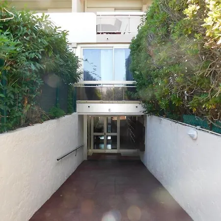 Beautiful Anthala Studio With Pool Parking And Air Conditioning
