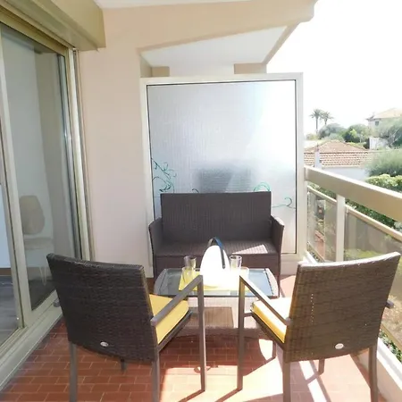 Beautiful Anthala Studio With Pool Parking And Air Conditioning *